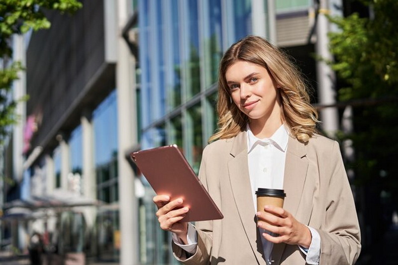 Samsung выпустила обновленный Bespoke AirDresser, освежающий одежду без химикатов